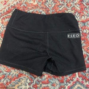 FLEO mid rise shorts original length Size Small